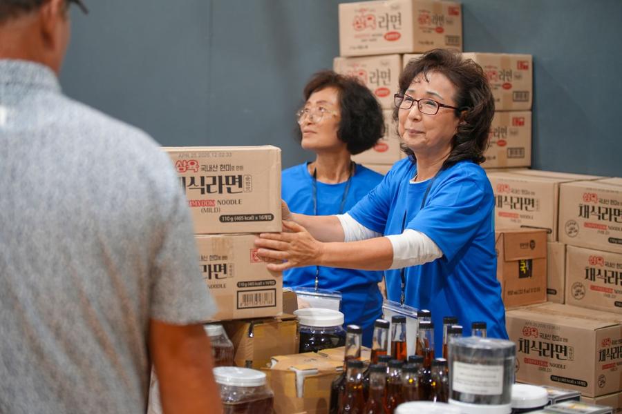 생활용품을 나누는 봉사자들